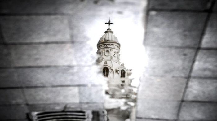 Cúpula de la Catedral reflejada sobre el adoquín de la Plaza Grande. Foto: Diego Pallero / EL COMERCIO