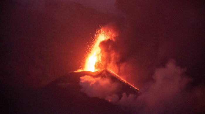 Pese a la emisión de gases en el volcán de la isla Palma, las autoridades no han emitido alerta por la calidad del aire en esa localidad española. Foto: EFE