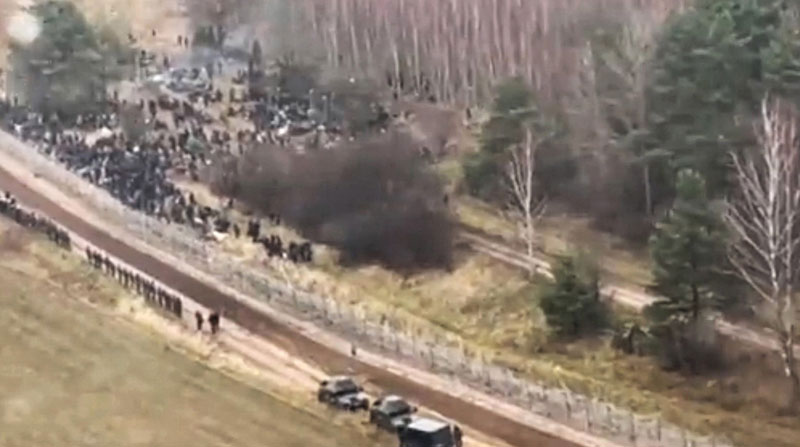 Equipos militares de Polonia se han desplegado a lo largo de la frontera con Bielorrusia, para impedir la entrada de migrantes. La situación ha generado una crisis por el desplazamiento de indocumentados. Foto: EFE