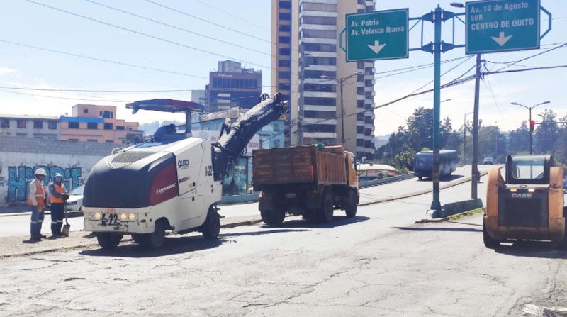 Los trabajos de repavimentación de la avenida Pérez Guerrero abarcan un kilómetro de esa vía, en ambos sentidos. Foto: Ivonne Mantilla/ EL COMERCIO