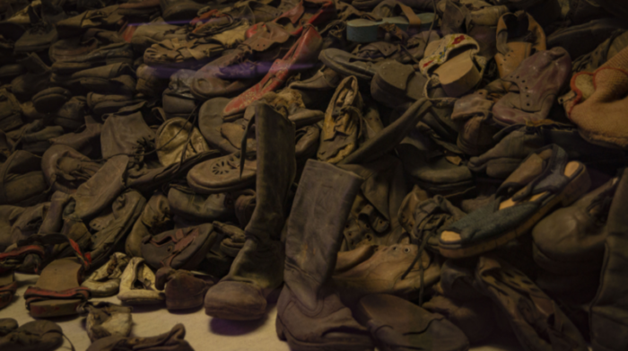 Zapatos y botas de prisioneros guardan las historias de sus dueños en el deterioro que acumulan. Foto: Andrés Reinoso Morales