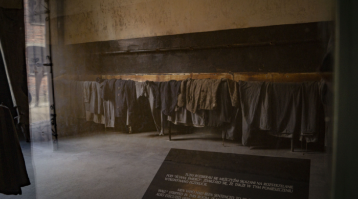 En los interiores de Auschwitz se conserva la vestimenta con la que identificaban a los prisioneros. Foto: Andrés Reinoso Morales