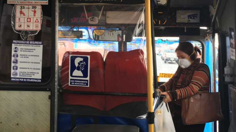 Los transportistas aseguran que con la pandemia de covid-19 ha disminuido el número que pasajeros que transportan diariamente. Foto: José Luis Rosales/El Comercio