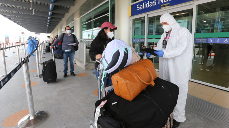 Los viajeros podrán acudir al aeropuerto Mariscal Sucre de Quito con un solo acompañante. Foto archivo: Vicente Costales/EL COMERCIO