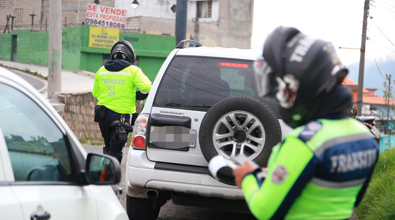 Los agentes de tránsito ya no pueden armar operativos improvisados para verificar el botiquín y el labrado de llantas. Foto: Diego Pallero / EL COMERCIO