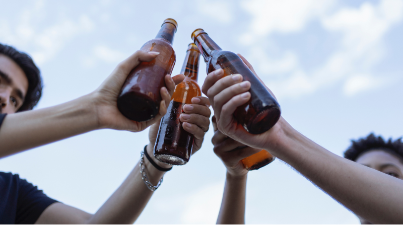 El consumo excesivo de alcohol puede generar problemas digestivos y neurológicos; incluso puede presentarse cáncer. Foto referencial: Pexels