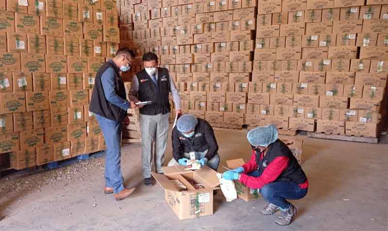 Un operativo de Arcsa detectó 1 millón de galletas y 400 000 coladas caducadas desde el 2017 en dos bodegas de Riobamba. Foto cortesía Arcsa