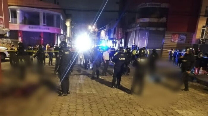 La Policía cercó el lugar en donde ocurrieron las muertes violentas, en el sector Martha Bucaram, en el sur de Quito. Foto: Twitter Policía