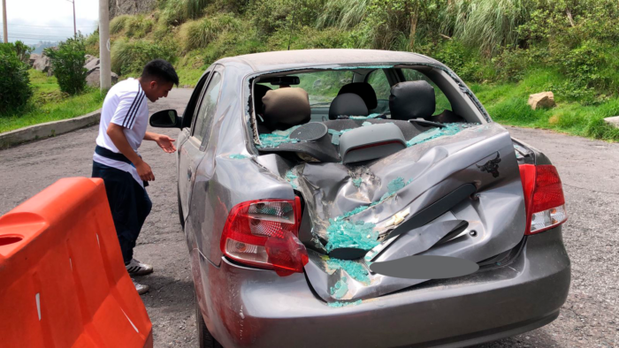 El auto de Cristian Chasi dañado por la caída de rocas tras el sismo en Quito. Foto: Diego Pallero / EL COMERCIO