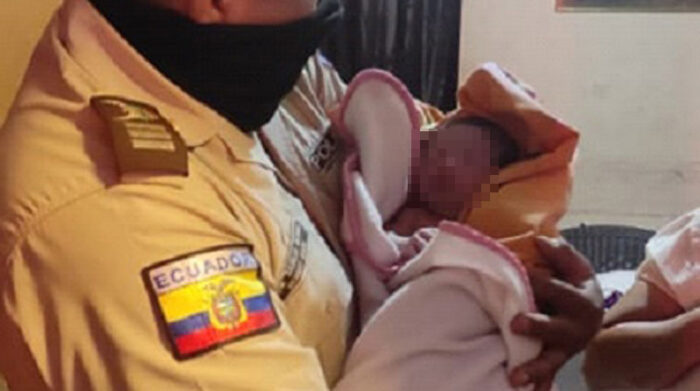 Agentes de la Policía llevaron al hospital a un recién nacido que fue abandonado el pasado viernes 29 de octubre en una funda en el callejón Q y la 26, en el Suburbio de Guayaquil. Foto: Cortesía
