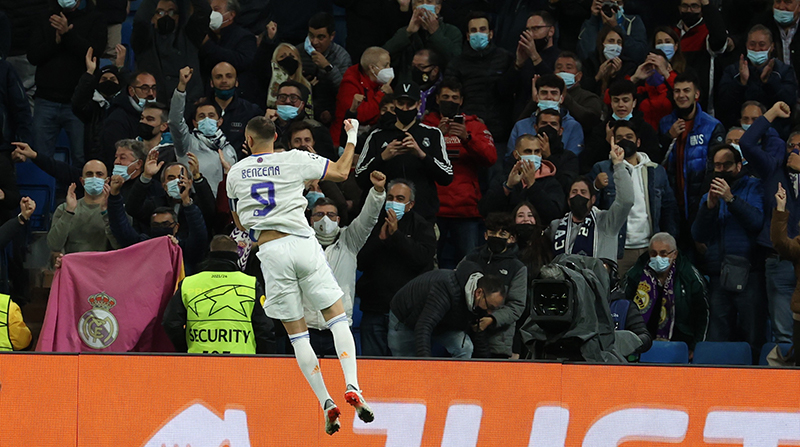 El delantero francés del Real Madrid, Karim Benzema, celebra tras marcar el 1-0 durante el partido entre el Real Madrid y el Shakhtar Donetsk, de la cuarta jornada de la fase de grupos de la Liga de Campeones, este miércoles en el estadio Santiago Bernabéu. Foto: EFE