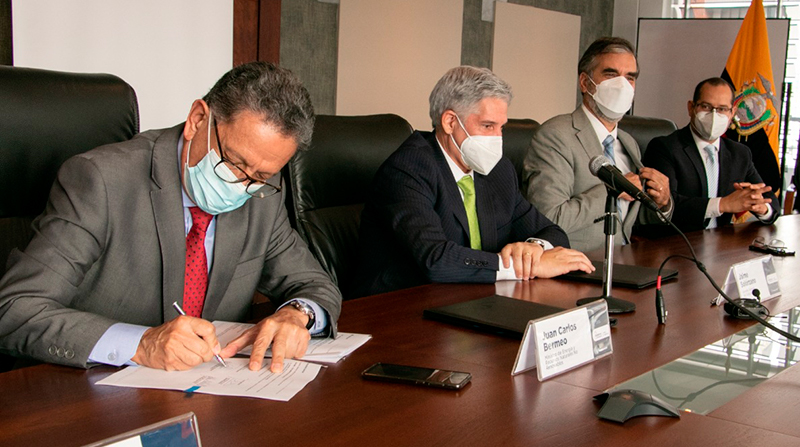 Juan Carlos Bermeo, ministro de Energía y Recursos Naturales No Renovables, suscribió el convenio. Foto: Twitter @RecNaturalesEC