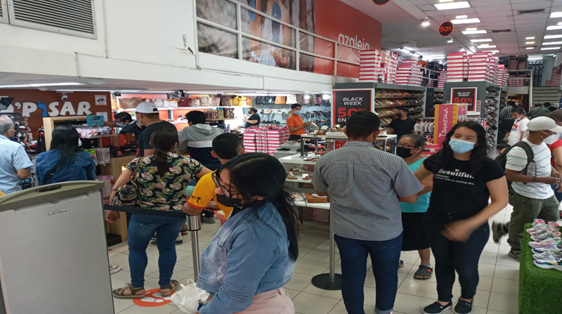 Una tienda de calzado lucía con decenas de clientes en la avenida 9 de Octubre. El local registra ventas de entre un 60 a 70 por ciento más que las de un fin de semana habitual. Foto: El Comercio