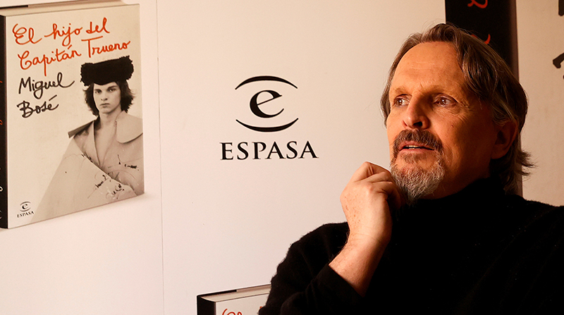 El cantante español Miguel Bosé charla sobre su libro de memorias, 'El hijo del Capitán Trueno'. Foto: EFE
