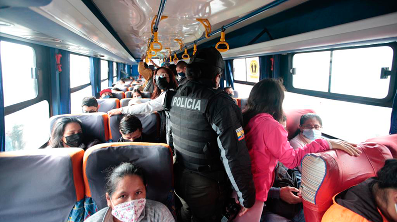 Efectivos policiales se embarcaron en las unidades de transporte para brindar seguridad. Foto: Patricio Terán / EL COMERCIO