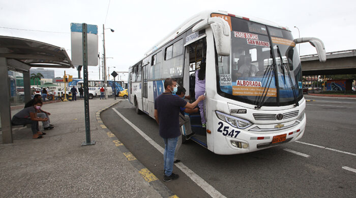 En sectores del norte y sur de Guayaquil, usuarios del servicio reportaron este martes demoras en las unidades, buses llenos y largas esperas para movilizarse. El pulso por el aumento del pasaje se remonta a mayo pasado. Foto: Archivo / EL COMERCIO