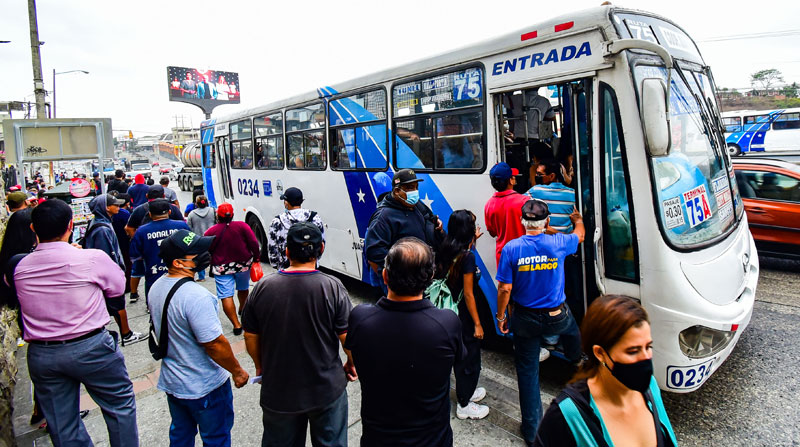 Usuarios registraron esperas de entre 20 y 25 minutos por una unidad, al norte de Guayaquil, este jueves 11 de noviembre. Foto: Enrique Pesantes /EL COMERCIO