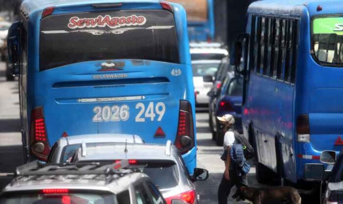En el sector de Dos Puentes (sur), los buses van por los dos carriles cuando solo deben ir por la de la derecha. Foto: Julio Estrella / EL COMERCIO