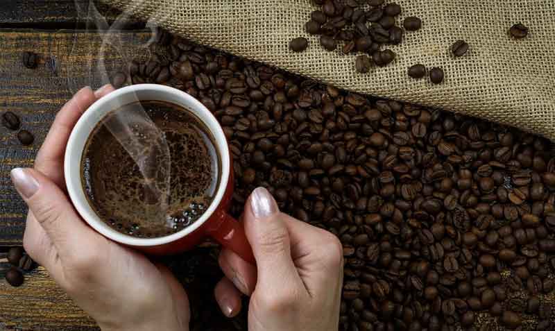 Imagen referencial. La taza de café incluye una obra del artista Coolman Coffeedan y una libra de una variedad cafetalera única. Foto: Pixabay