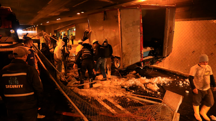 Los mariscos y el hielo que contenía el camión terminaron esparcidos en la calzada. Foto: Diego Pallero / EL COMERCIO