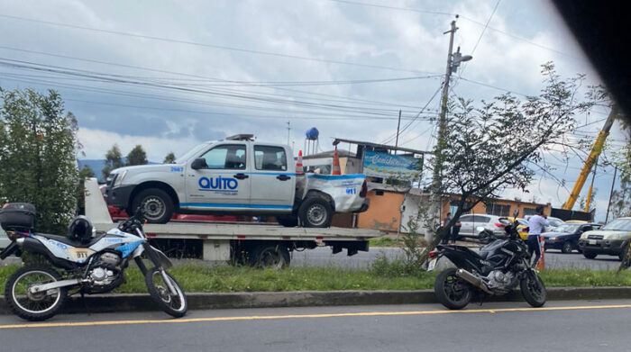 Una camioneta de la AMT fue removida del lugar del siniestro, en donde dos personas fallecieron. Foto: Juan Carlos Ocaña/ EL COMERCIO