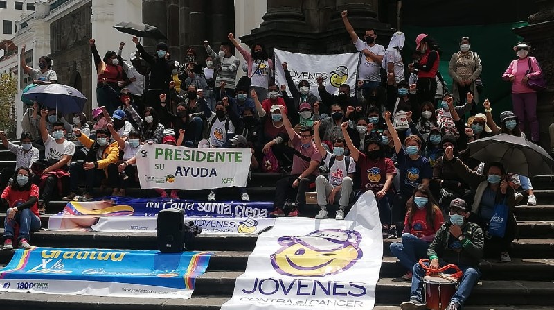 Jóvenes contra el Cáncer hicieron un plantón en el Centro Histórico de Quito, por la falta de pagos. Foto: cortesía