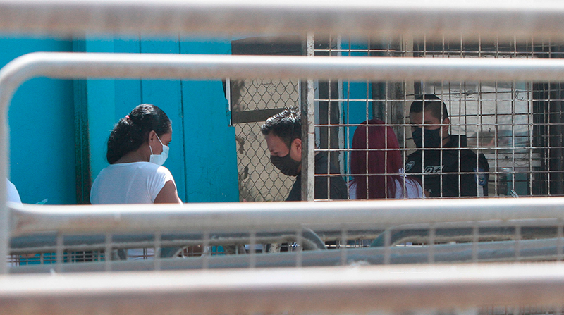 Familiares de detenidos, en la puerta de ingreso de la Penitenciaría de Guayaquil. Las últimas masacres ocurridas allí resaltan la intranquilidad que viven diariamente los guías. Foto: Archivo / EL COMERCIO