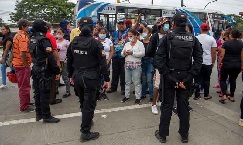 Familiares de presos acudieron el 13 de noviembre del 2021 a las instalaciones de la Policía Judicial de Guayaquil para conocer la lista oficial de reos asesinados. Foto: EL COMERCIO