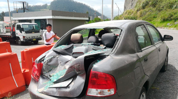 Afectación a un vehículo tras el sismo en Quito. Foto: Cortesía