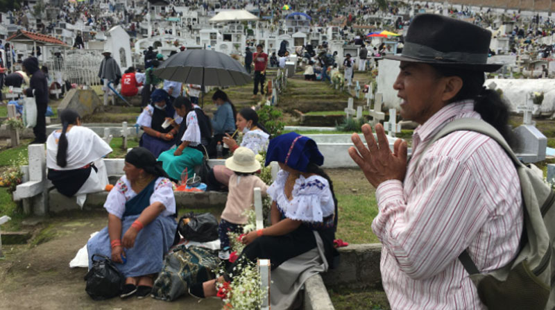 Antonio Aguilar lleva 8 de sus 64 años asistiendo a rezar por las almas de cementerio indígena Unorico Samashunchik, de Otavalo. Foto: EL COMERCIO