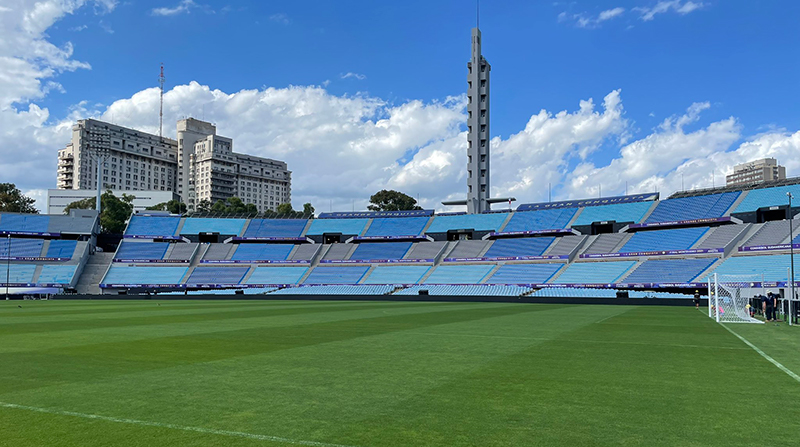 Cancha del estadio Centenario de Montevideo tras su renovación. Foto: Twitter @GuillerLaurnaga