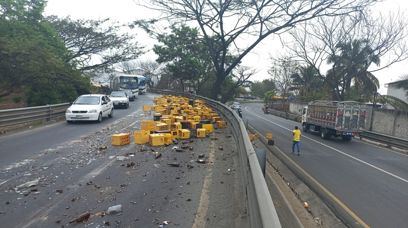 Un derrame de cerveza inhabilitó el tránsito vehicular en Guayaquil. Foto: Twitter ATM