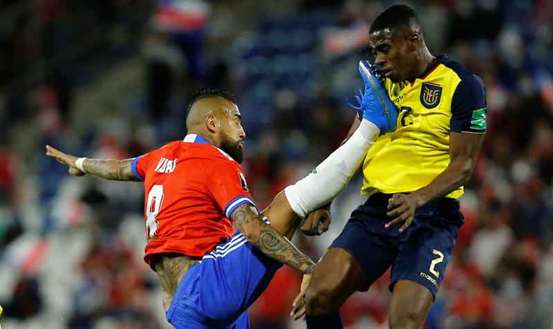El chileno Arturo Vidal (izquierda) fue expulsado tras la falta que le hizo al defensa ecuatoriano Félix Torres, en el partido que se jugó en el estadio San Carlos de Apoquindo. Foto: EFE