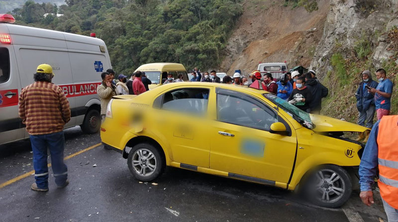 Los siete niños están entre los nueve heridos que dejó el choque de un taxi en Baeza, cuando se dirigía a Papallacta. Foto: Cortesía Ministerio de Salud