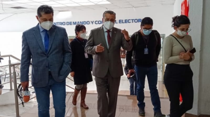 El consejero del CNE José Cabrera realizado un recorrido por las instalaciones del Excossfa, donde funciona la Coordinación Nacional Técnica de Participación Política. Foto: Twitter CNE