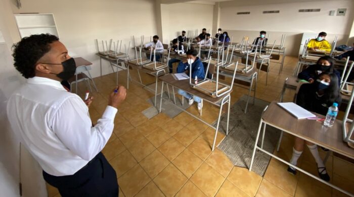 En la Unidad Educativa Municipal Rafael Alvarado, los estudiantes retornaron a clases presenciales, este lunes 22 de noviembre del 2021. Foto: Patricio Terán.