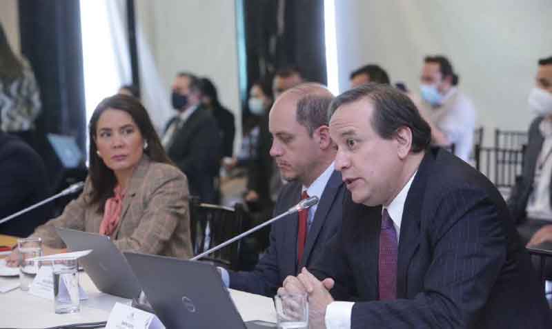 El ministro de Finanzas, Simón Cueva, compareció este 8 de noviembre del 2021 en la Comisión de Desarrollo Económico. Foto: Twitter Asamblea