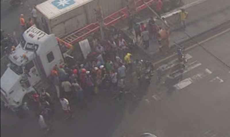 El siniestro de tránsito ocurrió en la vía Perimetral, ingreso del Trinipuerto, en el sur de Guayaquil. Foto: Twitter ATM