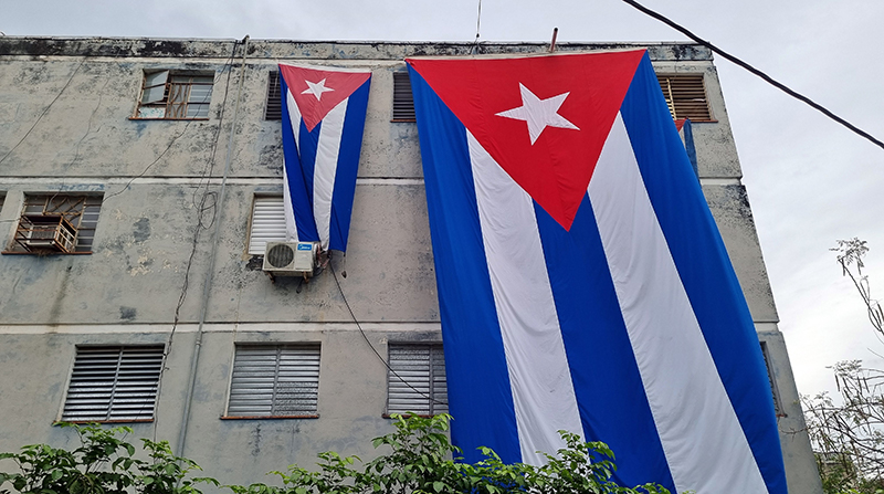 Fotografía de banderas cubanas colgadas en el domicilio del líder de los convocantes a la protesta en Cuba, Yunior García Aguilera, en La Habana (Cuba). Foto: EFE
