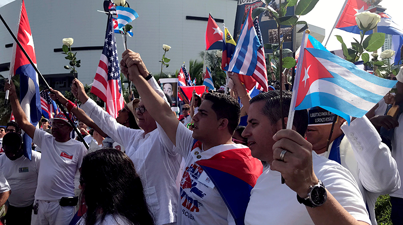 La comunidad cubana en Miami salió el domingo 14 de noviembre a la calle para mostrar su apoyo a los cubanos de la isla llamados a participar este lunes en la Marcha Cívica por el Cambio. Foto: EFE