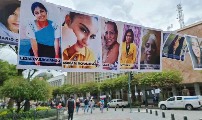 En el parque Calderón de Cuenca se levantó una instalación artística con imágenes de mujeres asesinadas en Ecuador. Foto: Lineida Castillo / EL COMERCIO