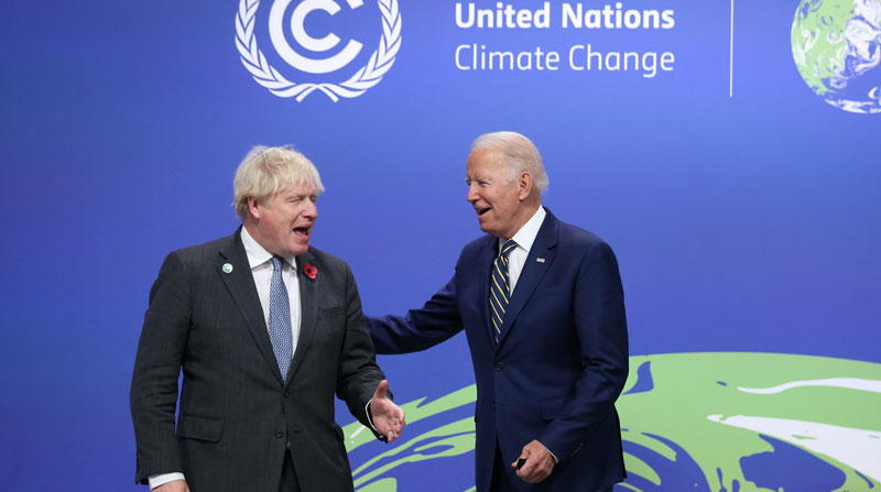 El primer ministro, Boris Johnson, y el presidente de EE.UU., Joe Biden, participan en la COP26 el 1 de noviembre del 2021. Foto: EFE