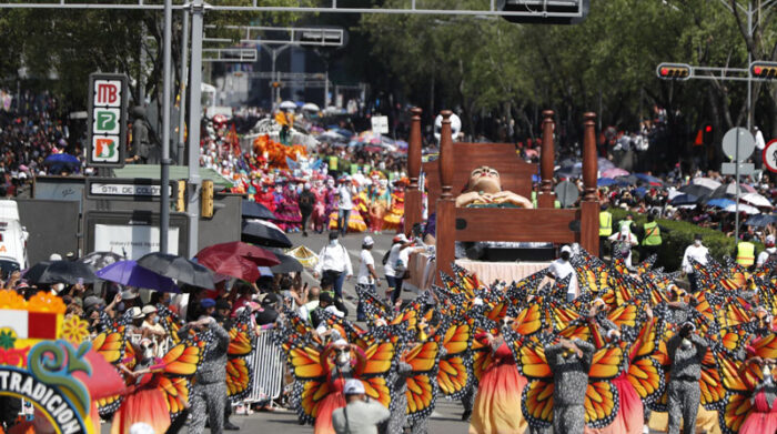 El desfile exhibe la cultura mexicana en torno a la conmemoración de los difuntos. Foto: EFE