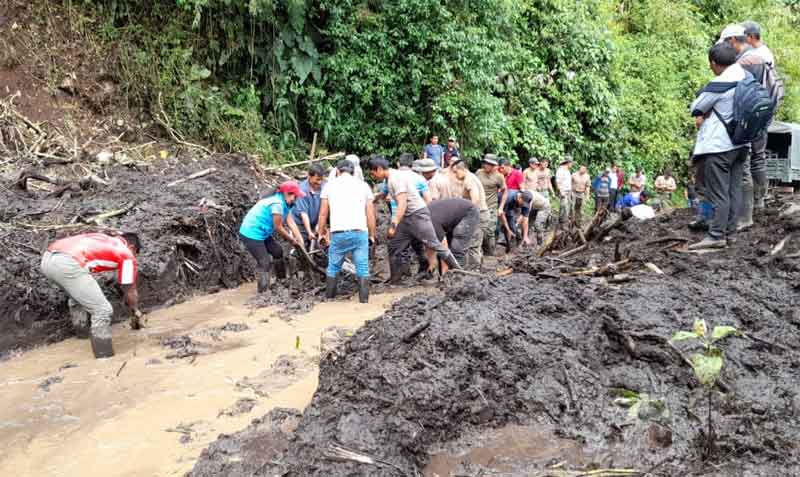 Personal militar y habitantes de la parroquia Maldonado, en Tulcán, limpiaron los derrumbes en la vía de ingreso. Foto: cortesía