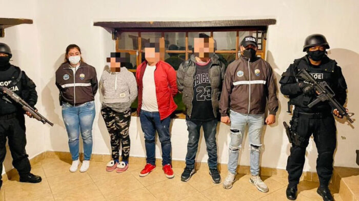 Cinco personas están procesadas por secuestrar a un joven en Quito y mantenerlo plagiado en el valle de Los Chillos. Foto: Fiscalía