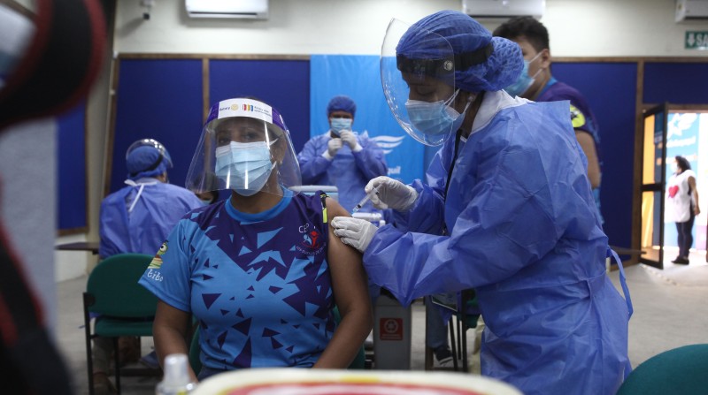 La vacunación contra covid-19 arrancó desde abril del 2021. Foto archivo: Enrique Pesantez/EL COMERCIO