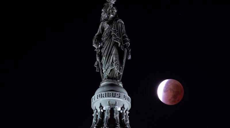 Imagen del eclipse lunar parcial captada desde el Capitolio, en Washington, EE.UU. Foto: EFE