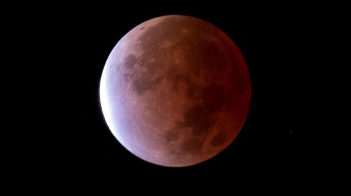 Imagen del eclipse lunar parcial. Foto: EFE