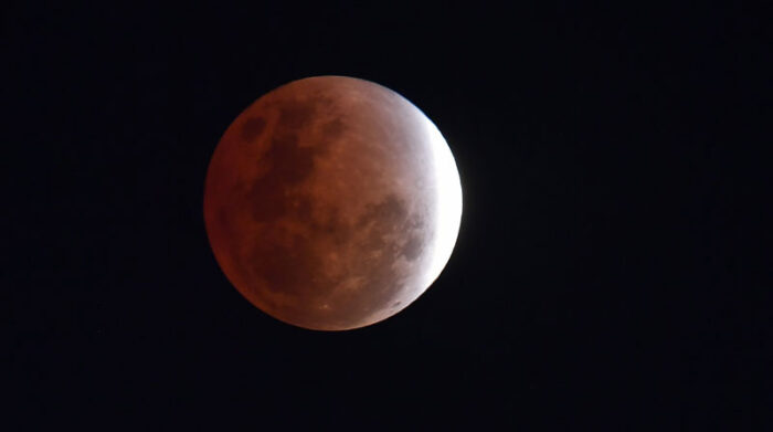 Imagen del eclipse lunar parcial. Foto: EFE