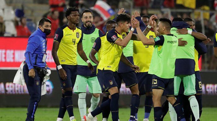 Lo jugadores ecuatorianos celebran tras ganarle 2-0 a Chile la noche del 16 de noviembre. Foto: EFE